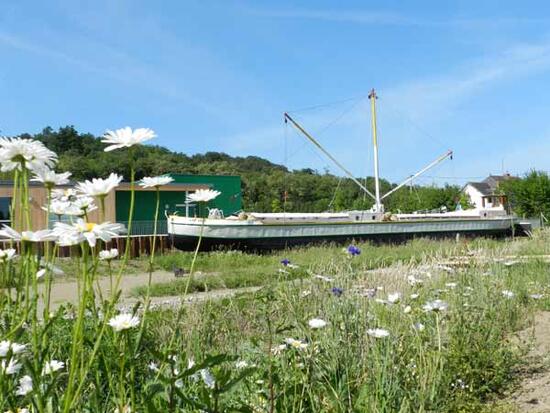 Le bateau Cap Vert au milieu du parc paysager.