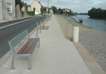 Quai rénové à Chalonnes-sur-Loire : promenade et bancs