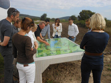 Présentation des panneaux d information à Fertö-Neusiedler See.